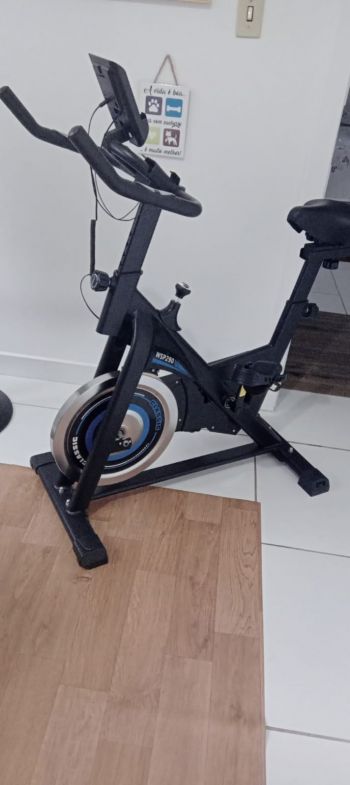 Bicicleta ergométrica spinning. Esportes e lazer