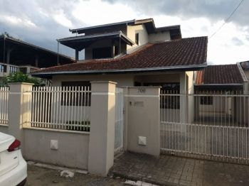 Sobrado para alugar  no Espinheiros - Joinville, SC. Imóveis