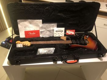 Guitarra fender american deluxe stratocaster hsh 3 color sunburst. Músicas e hobbies