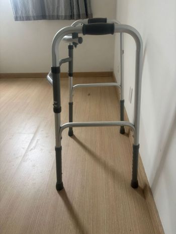 Andador dobrável de alumínio dellamed. Para sua casa