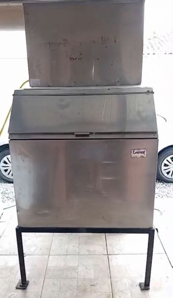 Máquina de produzir gelo em cubos + 5 freezer vertical . Para sua casa