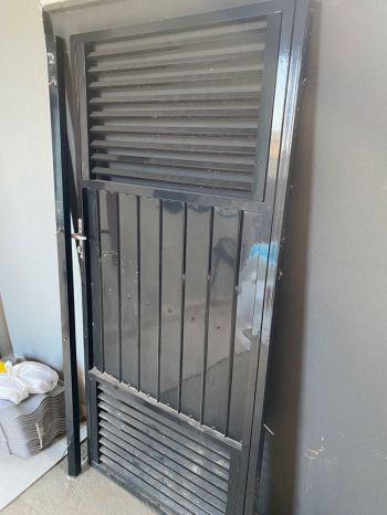 Portão de ferro preto 0,85m x 1,80m - ótimo estado. Para sua casa