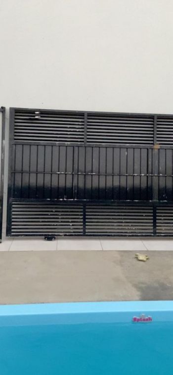 Portão de ferro preto 3,20m x 1,80m - ótimo estado. Para sua casa