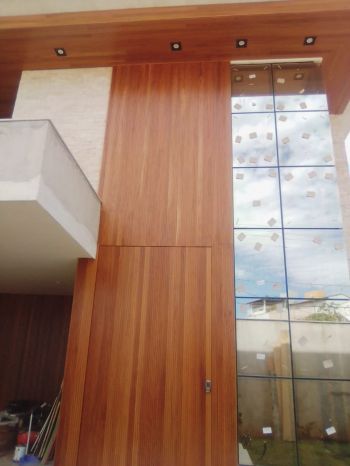 Sextouuu   com essa porta pivotante de tirar o fôlego!. Para sua casa
