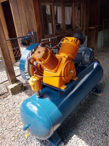 Vendo compressor de ar . Peças e acessórios para veículos